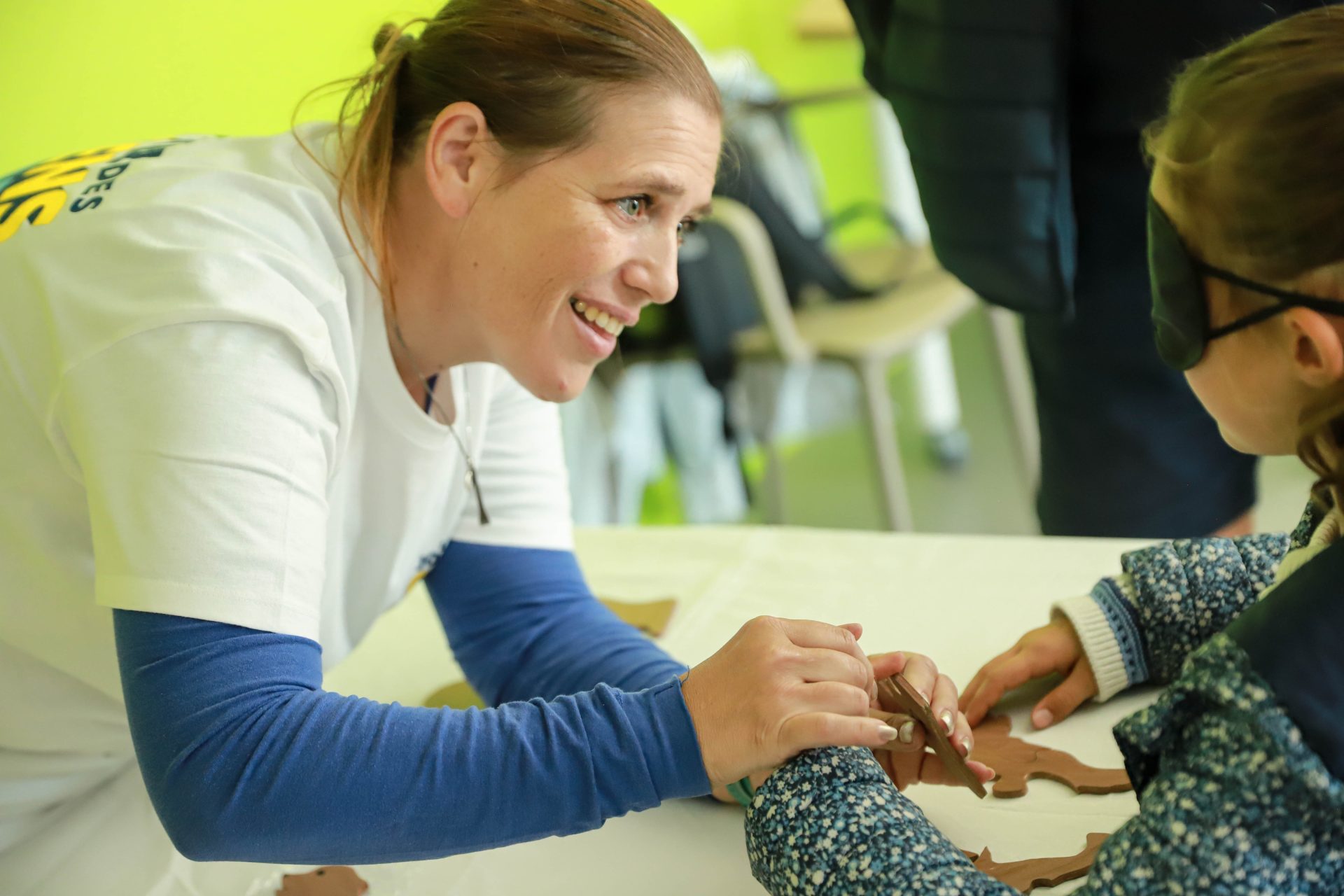 Une bénévole fait un atelier de sensibilisation au handicap visuel